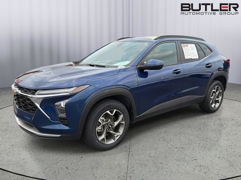 Used 2024 Chevrolet Trax LT FWD image 2