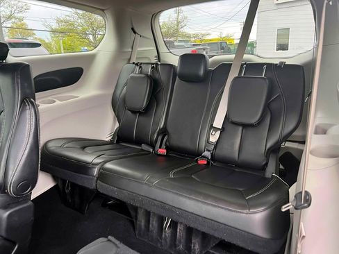 Certified 2023 Chrysler Pacifica Touring-L FWD image 14