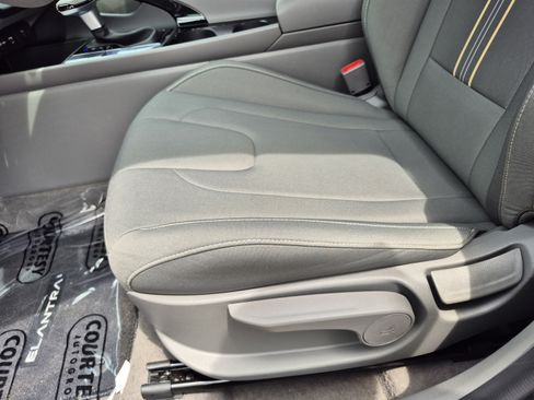Used 2025 Hyundai Elantra Hybrid FWD image 19