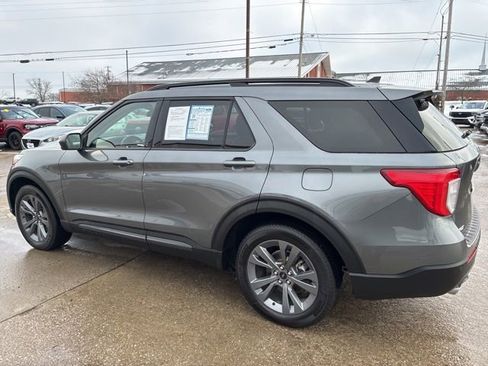 Used 2022 Ford Explorer XLT w/ Equipment Group 202A image 5