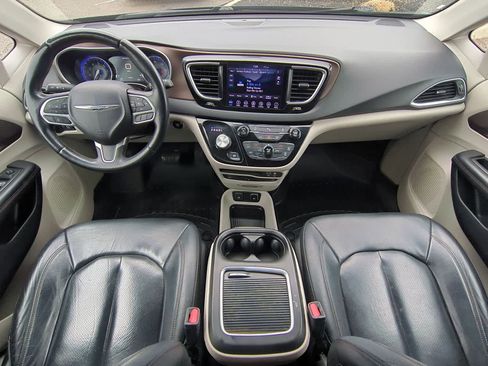Used 2018 Chrysler Pacifica Touring-L Plus w/ Tire & Wheel Group FWD image 7