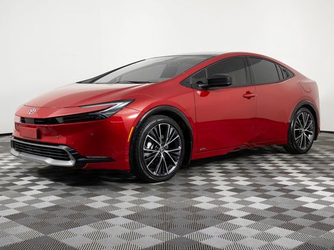 Used 2025 Toyota Prius XLE image 1