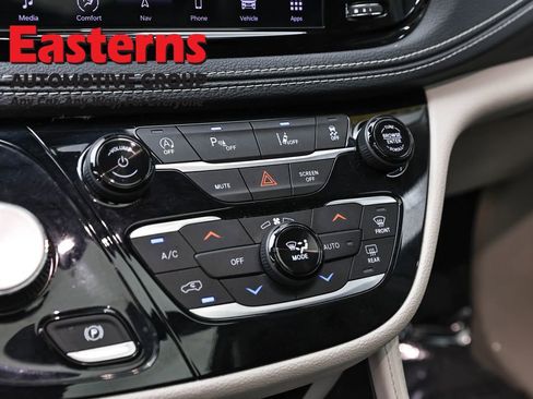 Used 2023 Chrysler Pacifica Limited FWD image 19