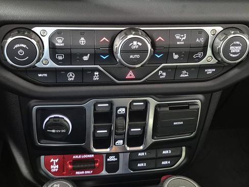 Used 2024 Jeep Gladiator Mojave AWD/4WD image 20