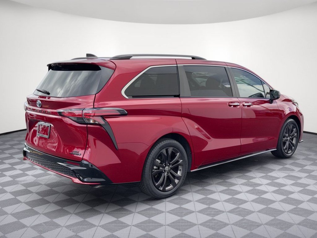Used 2024 Toyota Sienna XSE FWD image 9