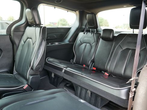 Used 2025 Chrysler Pacifica Limited FWD image 35