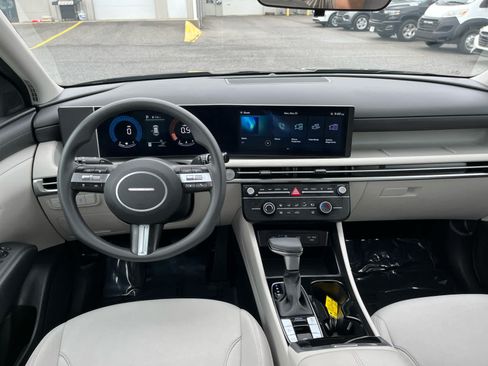 Used 2025 Hyundai Tucson SE FWD image 25