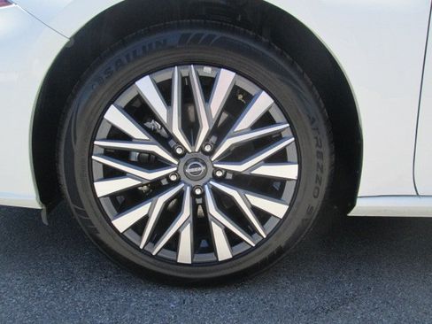 Used 2025 Nissan Altima 2.5 SV FWD image 8