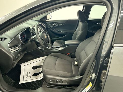 Used 2018 Chevrolet Malibu LT image 9
