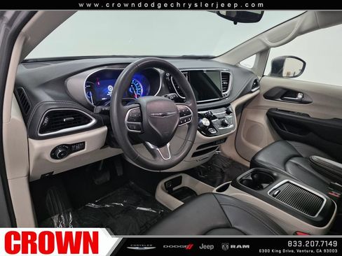 Used 2023 Chrysler Pacifica Touring-L FWD image 23