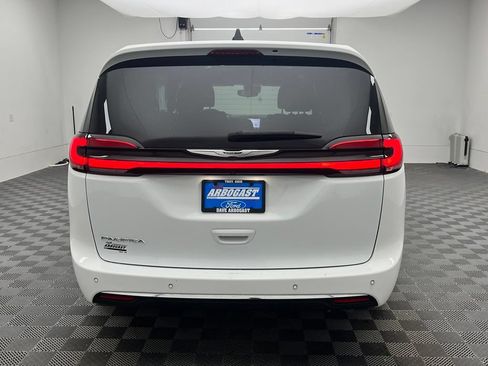 Used 2023 Chrysler Pacifica Touring FWD image 9