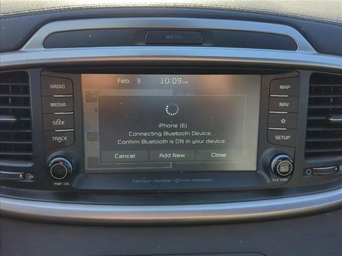 Used 2019 Kia Sorento SX image 17