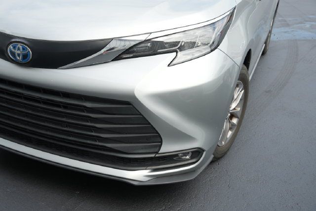 Used 2025 Toyota Sienna XLE FWD image 6