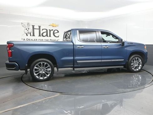Used 2024 Chevrolet Silverado 1500 High Country w/ High Country Premium Package AWD/4WD image 36