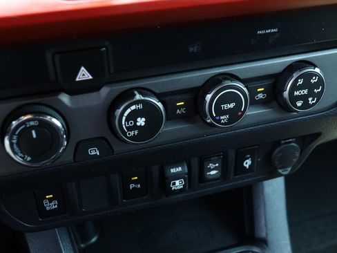 Used 2019 Toyota Tacoma TRD Sport w/ Technology Package AWD/4WD image 17