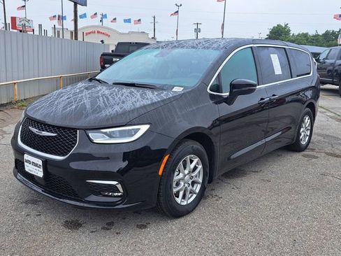 Used 2025 Chrysler Pacifica Select FWD image 7