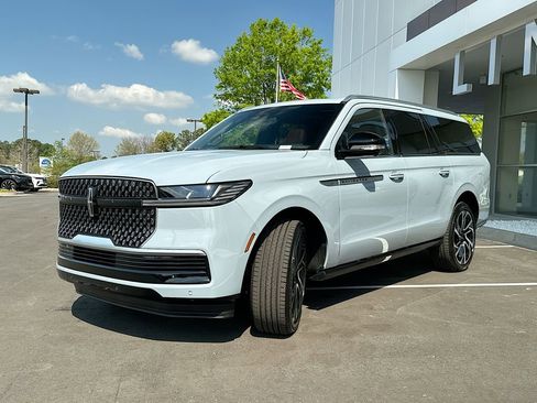New 2026 Lincoln Navigator L Reserve AWD/4WD image 2
