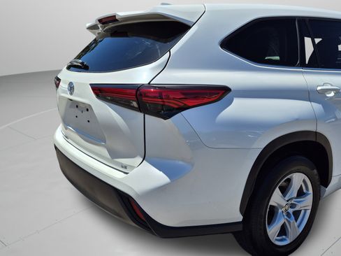 Used 2021 Toyota Highlander LE FWD image 35