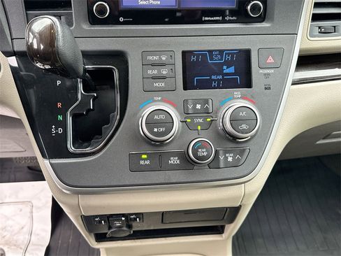 Used 2020 Toyota Sienna XLE image 25