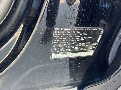 Certified 2024 Volkswagen Tiguan SE image 32