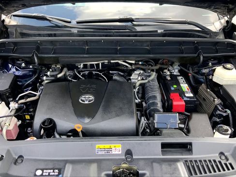 Used 2021 Toyota Highlander L image 31