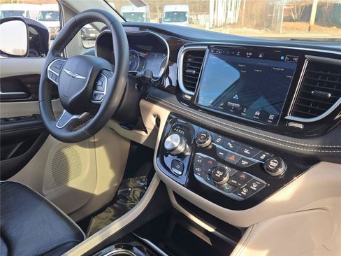 Certified 2023 Chrysler Pacifica Limited FWD image 9