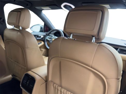 Used 2018 Porsche Macan image 40