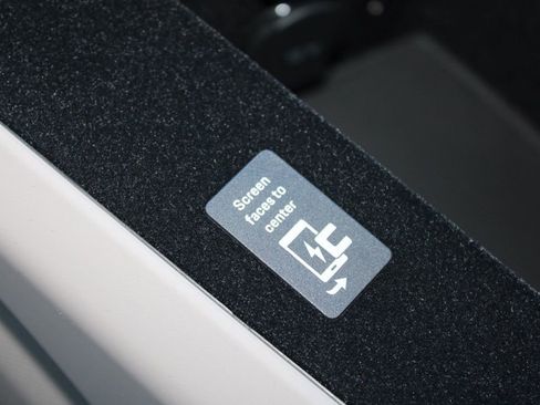 Used 2025 Porsche Taycan 4S AWD/4WD image 32