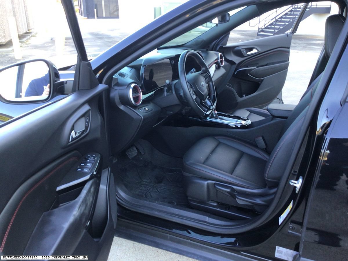 Used 2025 Chevrolet Trax RS w/ Sunroof Package FWD image 8