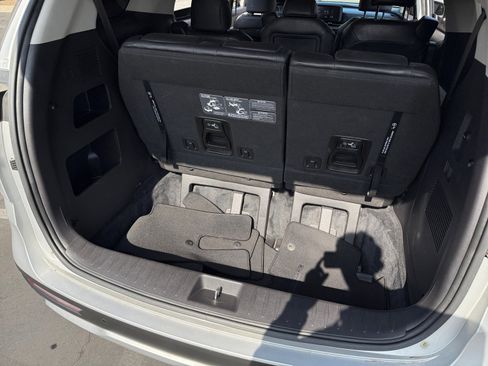 Used 2022 Kia Carnival LX image 21