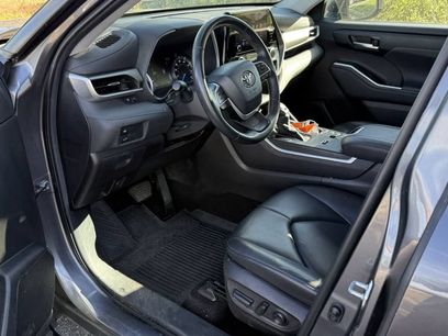 Used 2023 Toyota Highlander XLE