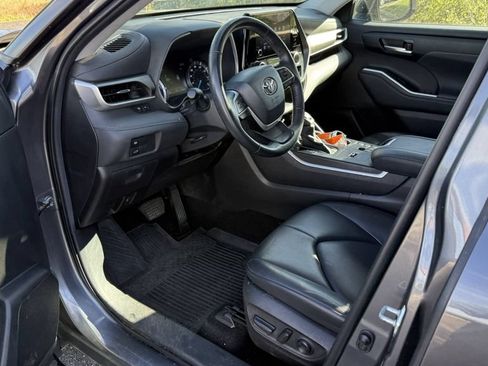 Used 2023 Toyota Highlander XLE AWD/4WD image 3