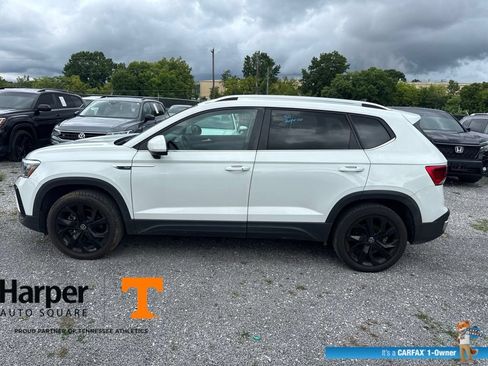 Used 2023 Volkswagen Taos SE w/ Panoramic Sunroof Package FWD image 2