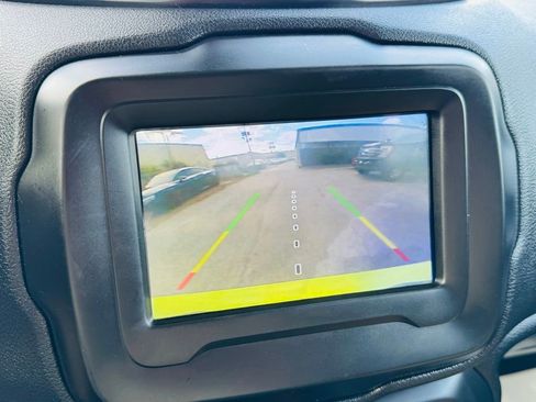 Used 2018 Jeep Renegade Latitude w/ Cold Weather Group image 21