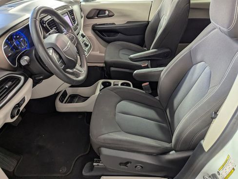 Certified 2022 Chrysler Voyager LX image 10