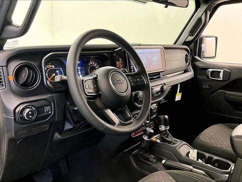 Used 2025 Jeep Gladiator Mojave image 13