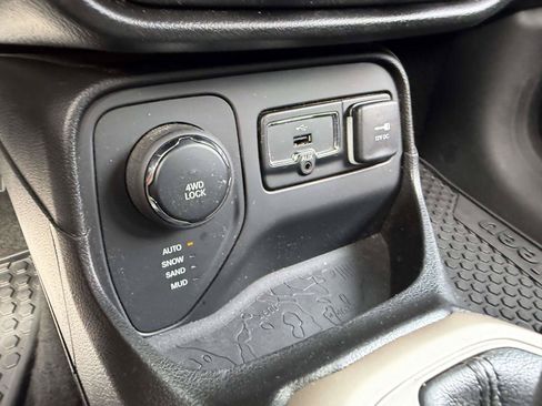 Used 2017 Jeep Renegade Latitude w/ Cold Weather Group AWD/4WD image 19