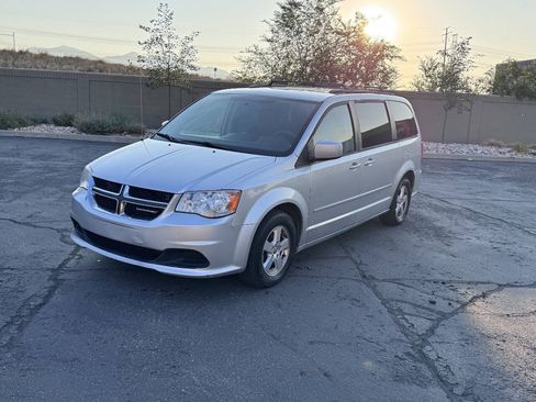 Used 2012 Dodge Grand Caravan SXT FWD image 2