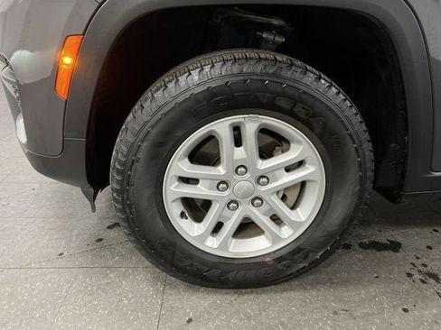 Used 2024 Jeep Grand Cherokee Laredo image 32