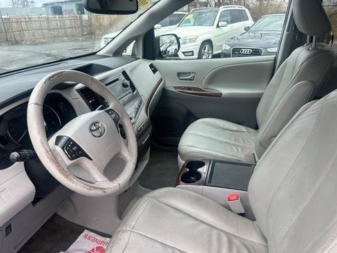 Used 2014 Toyota Sienna XLE image 4