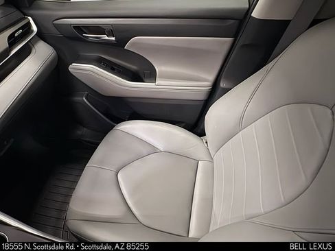 Used 2020 Toyota Highlander XLE FWD image 19