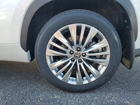 Used 2023 Toyota Highlander Platinum image 6