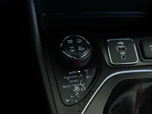 Used 2019 Jeep Cherokee Trailhawk w/ Cold Weather Group image 19