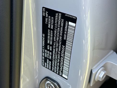 Certified 2025 Porsche Macan AWD/4WD image 33