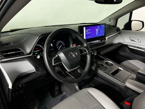 Used 2025 Toyota Sienna XLE w/ XLE Plus Package image 13