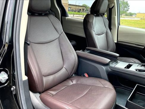Used 2024 Toyota Sienna Platinum FWD image 7