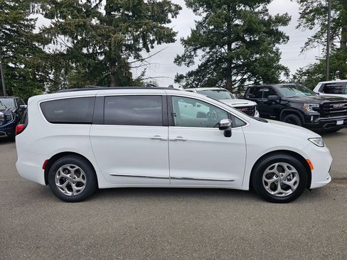 Used 2023 Chrysler Pacifica Limited FWD image 6