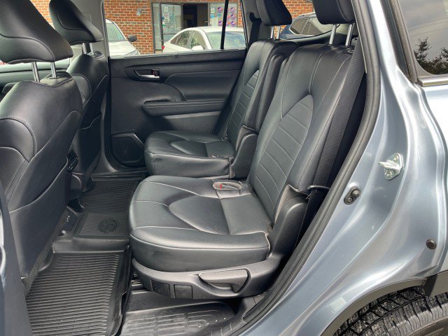 Used 2022 Toyota Highlander XLE FWD image 14