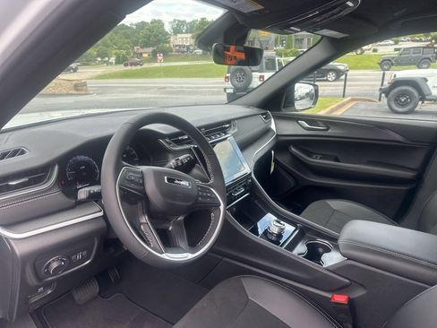 New 2025 Jeep Grand Cherokee L Laredo image 24