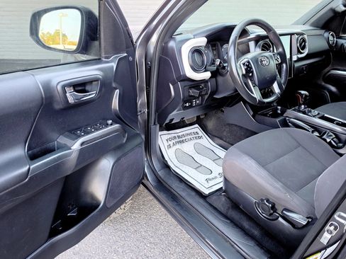 Used 2018 Toyota Tacoma TRD Off-Road w/ Technology Package AWD/4WD image 14